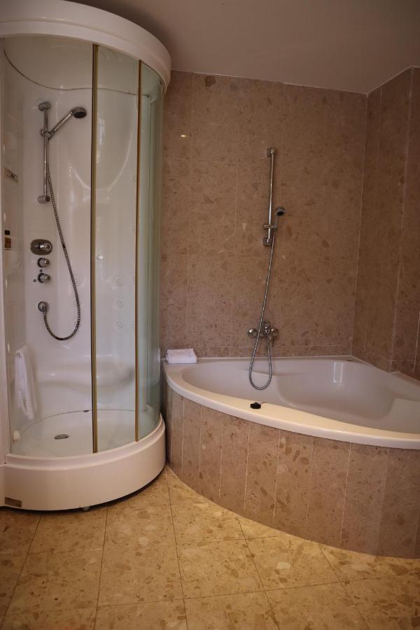 Deluxe Double Room Bath