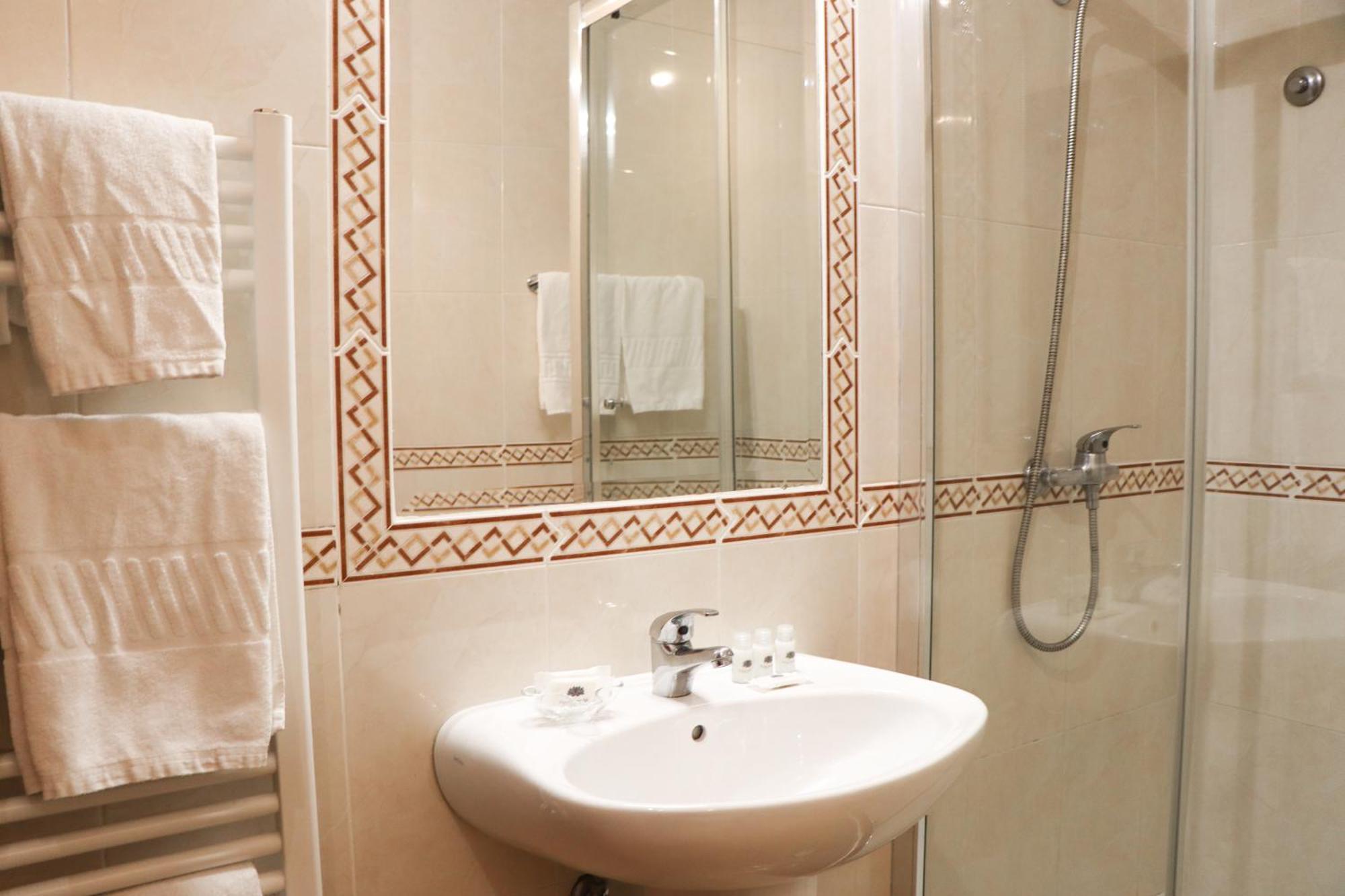 Family Room,1742686135:JPEG