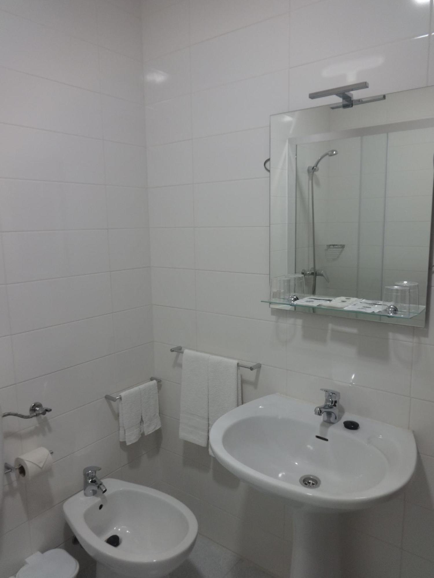 Twin Room,1558213390:JPEG