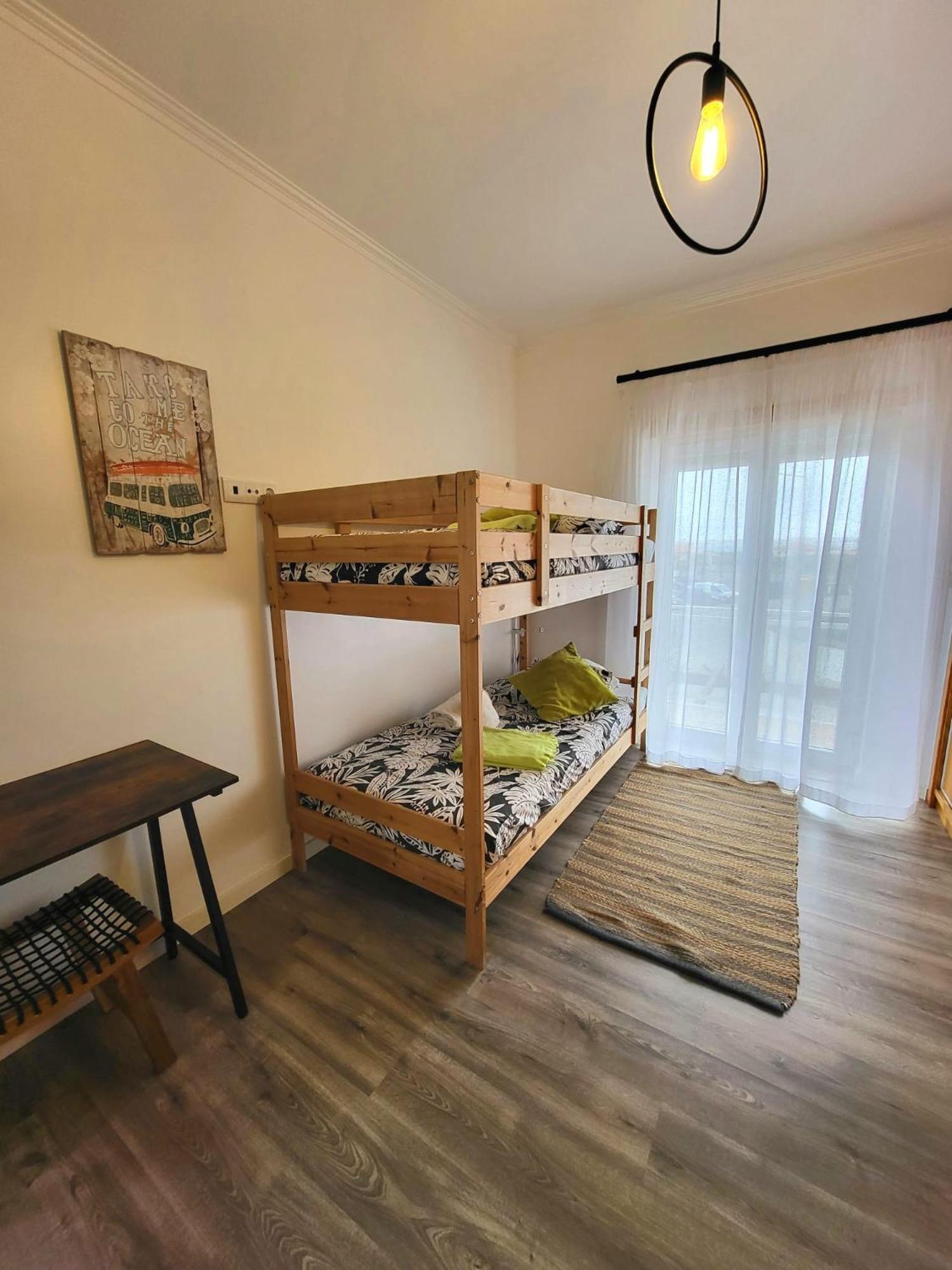 Cama num Dormitório Misto com 4 Camas