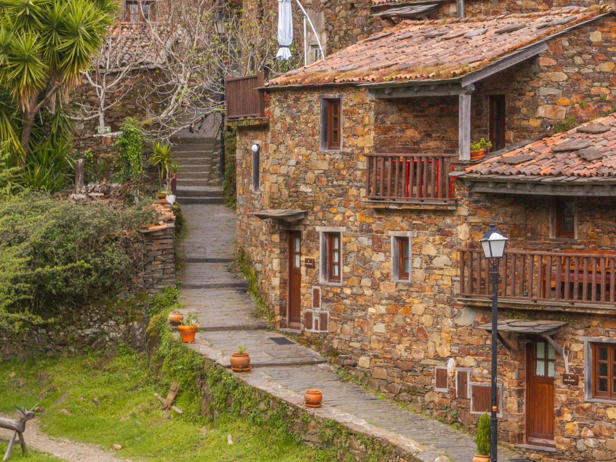 One-bedroom House Neighbours