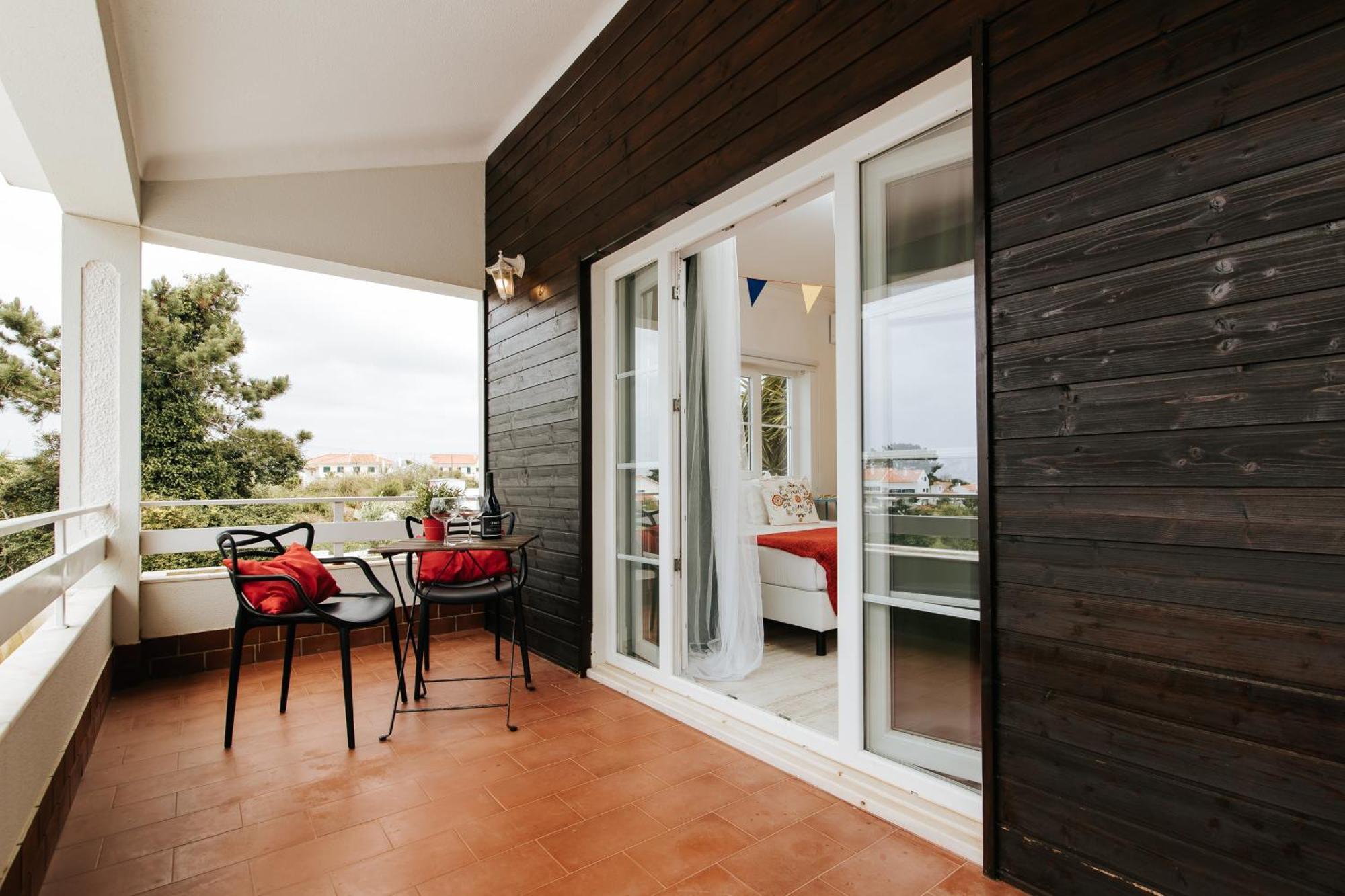 Deluxe King Suite Partial Sea View