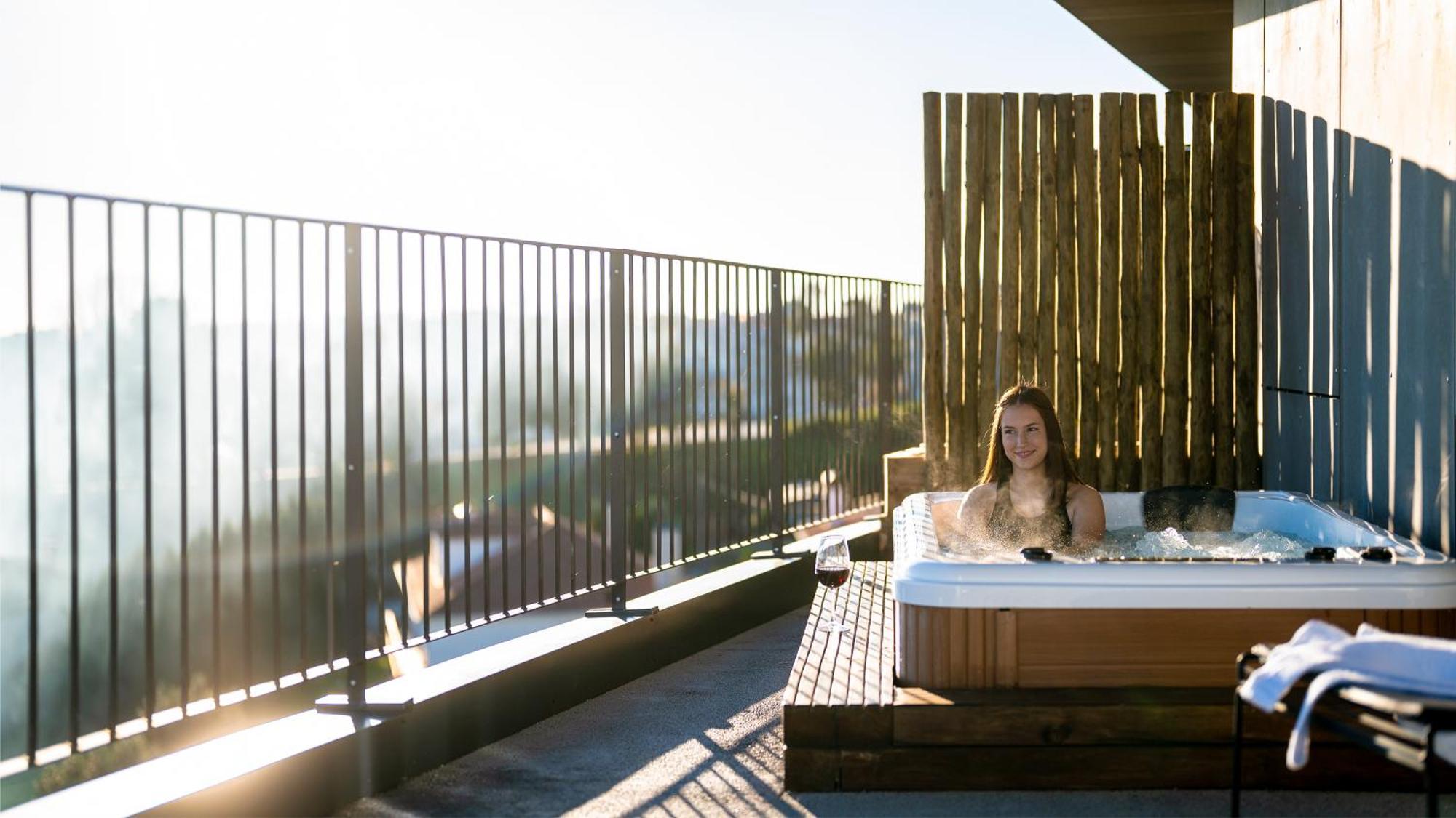 Suite com Varanda e Banheira de Hidromassagem Exterior