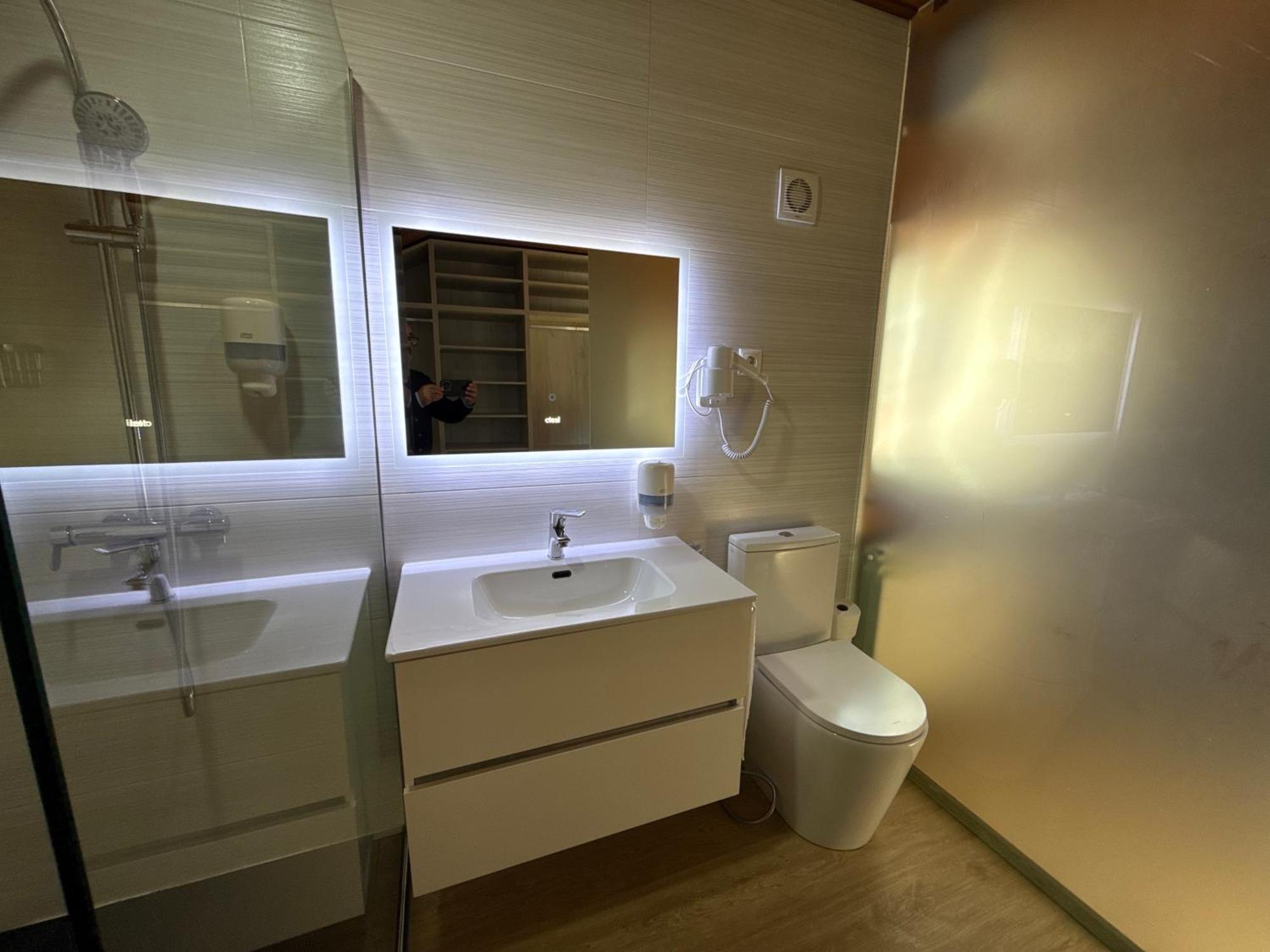 Deluxe Double Room Shower