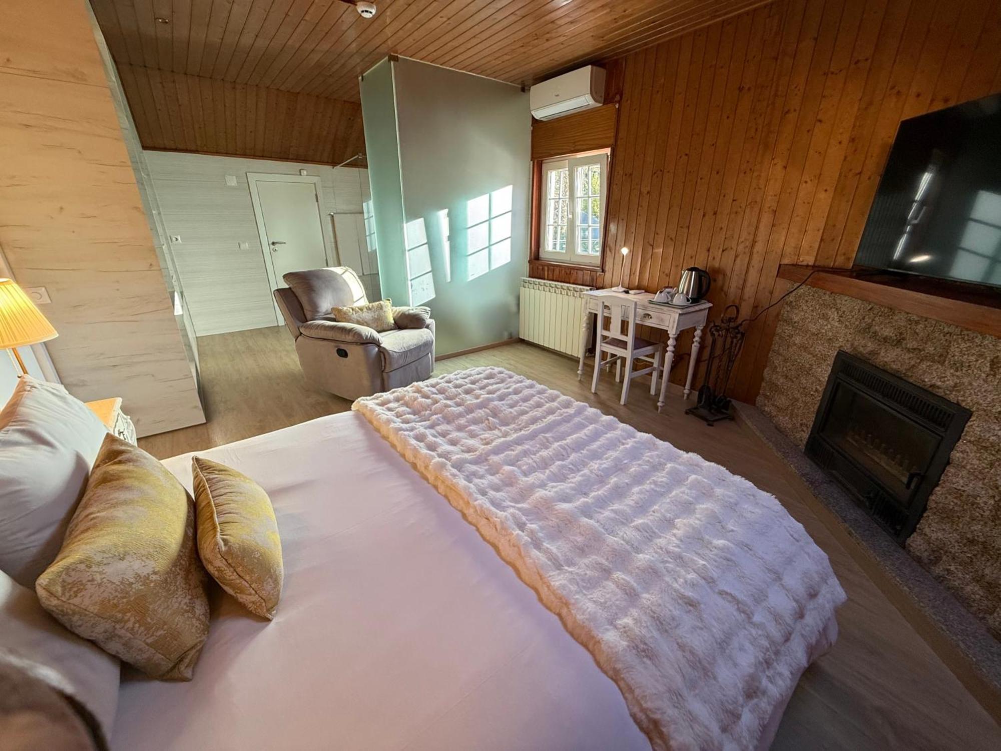 Deluxe Double Room Shower