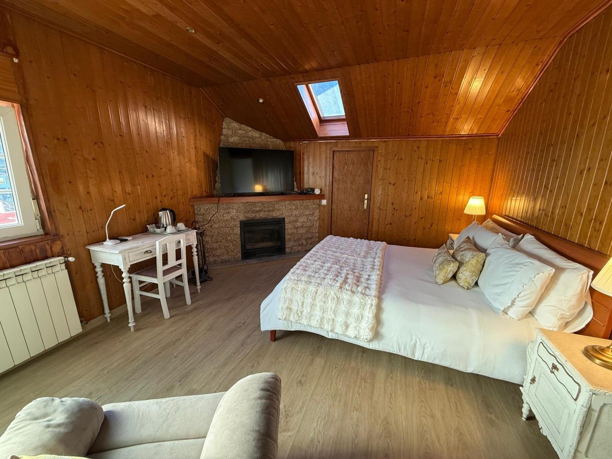 Deluxe Double Room Shower
