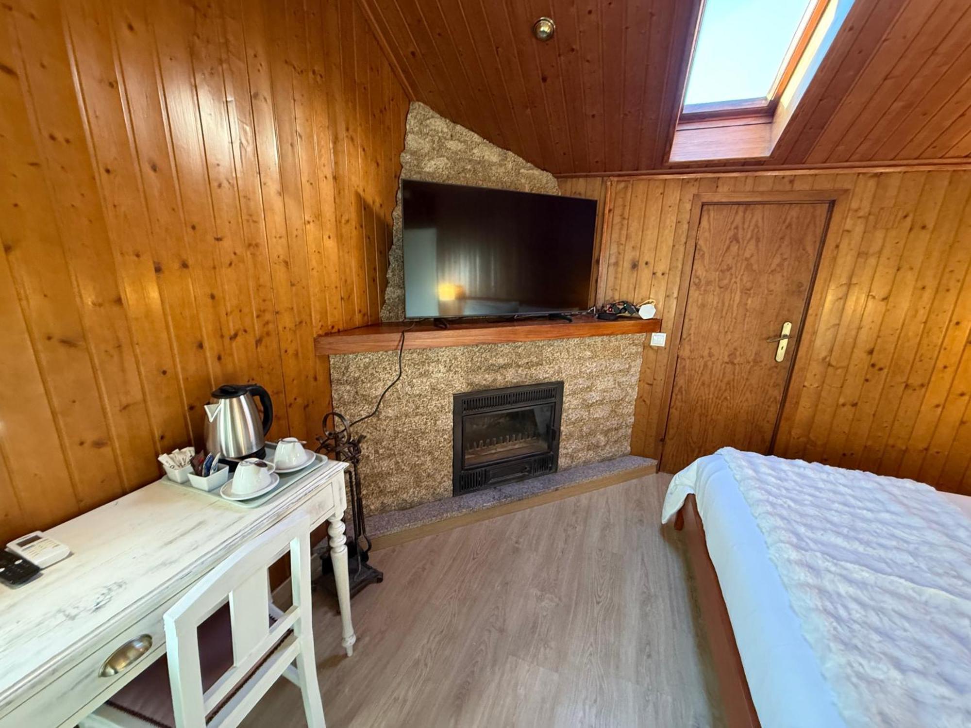 Deluxe Double Room Shower