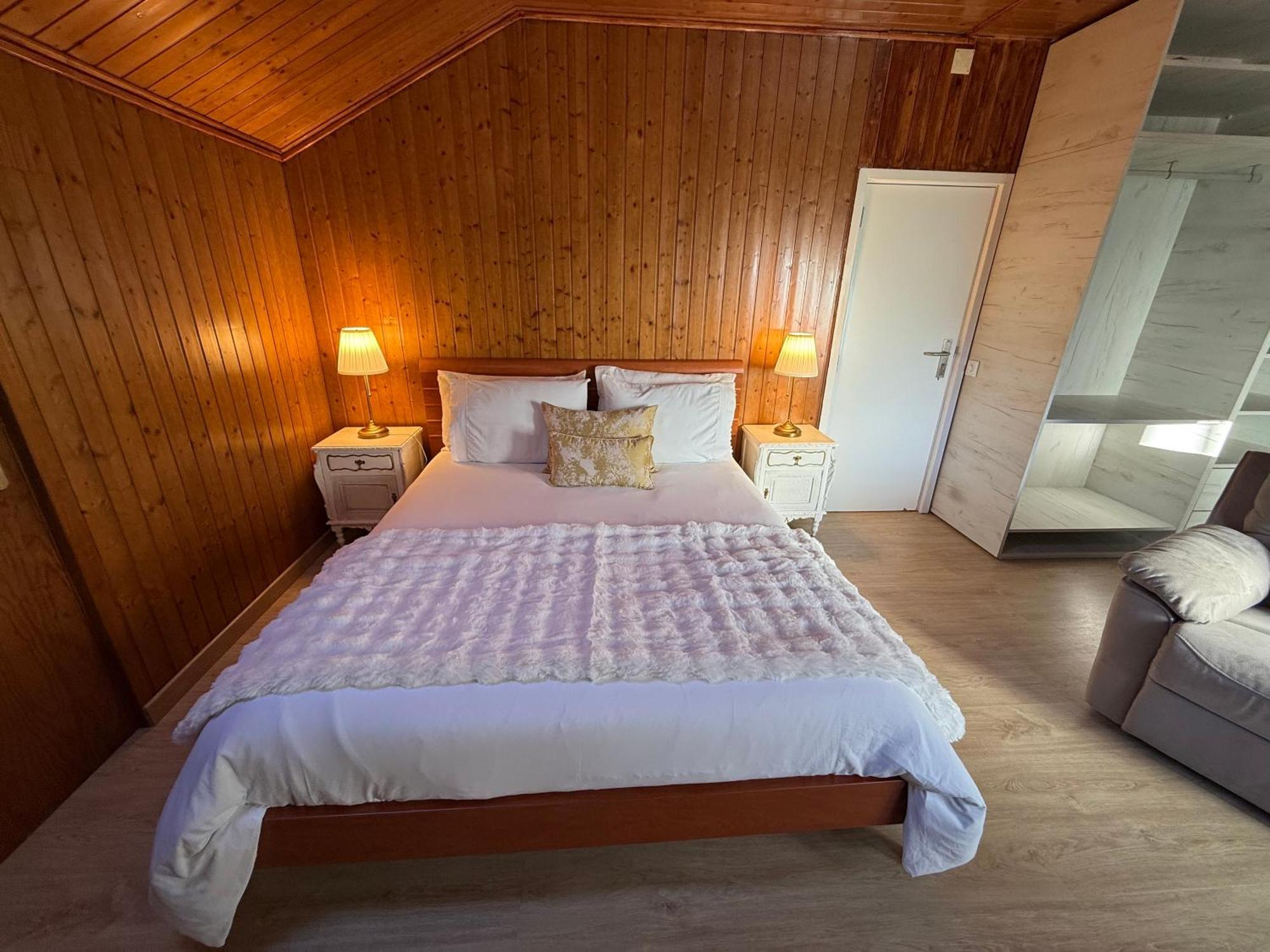 Deluxe Double Room Shower