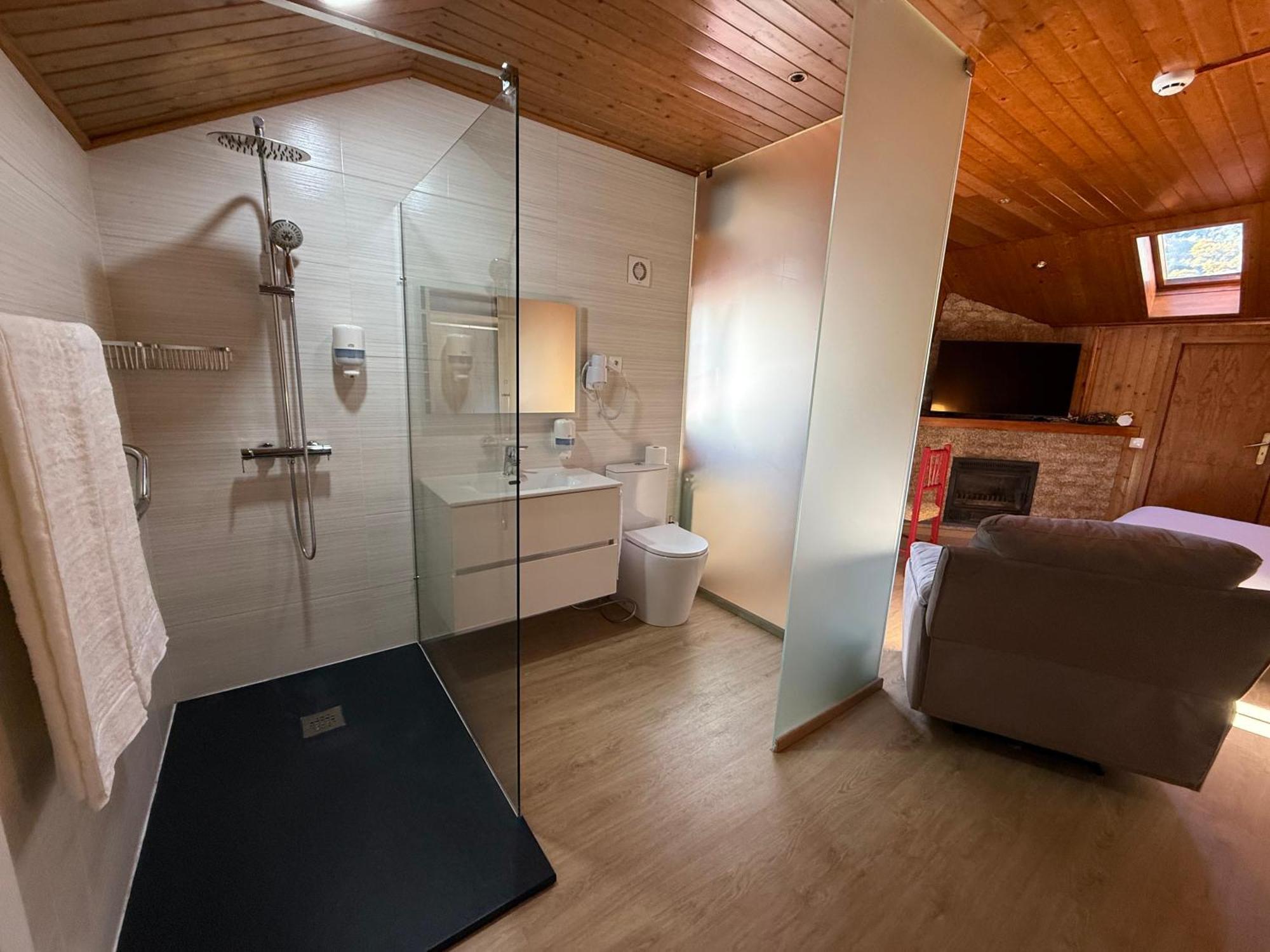 Deluxe Double Room Shower