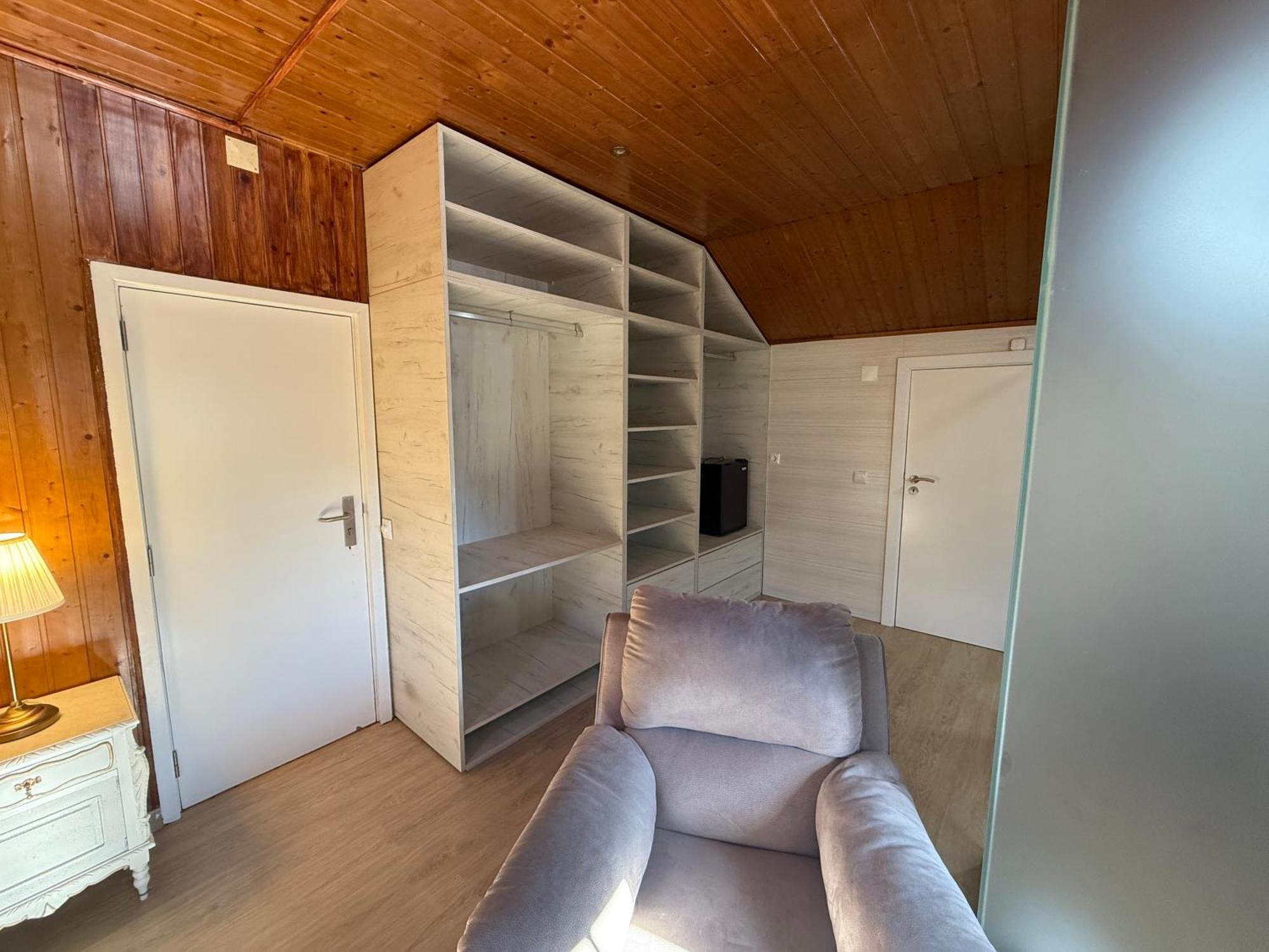 Deluxe Double Room Shower