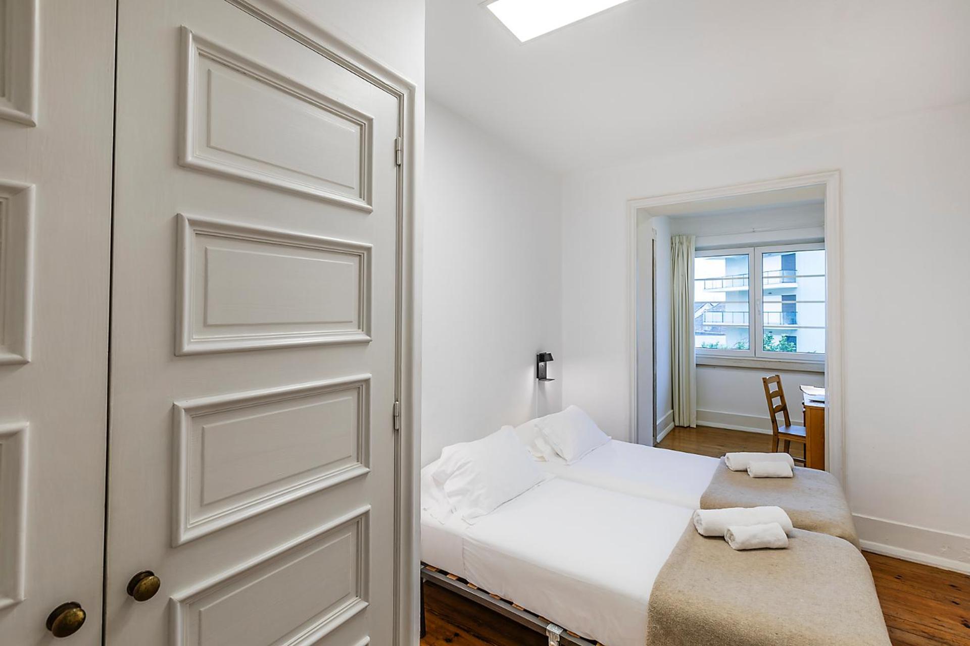 Tweepersoonskamer met 2 Aparte Bedden en Eigen Badkamer