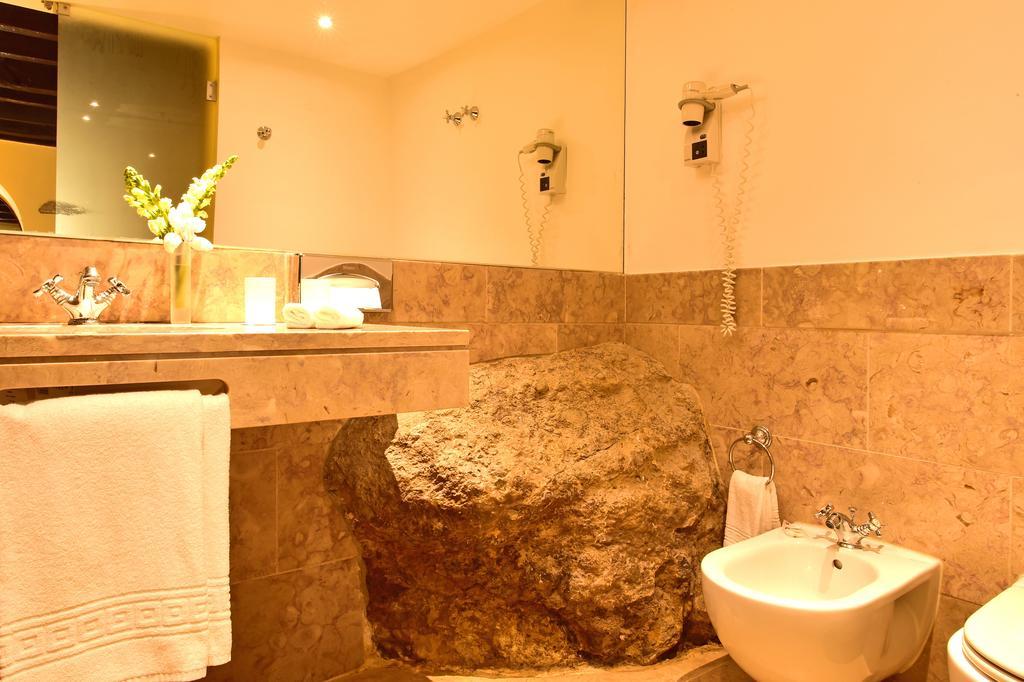 Castle House Suite,353261077:JPEG