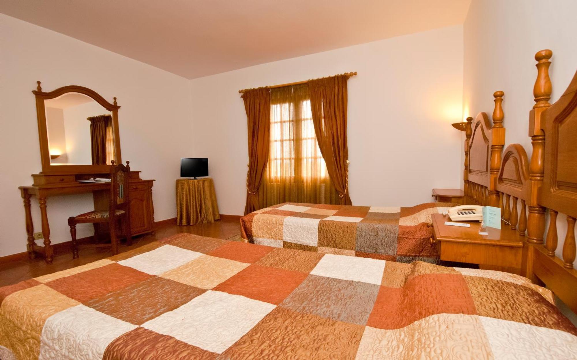 Twin Room with Extra Bed (3 Adults),1746914924:JPEG