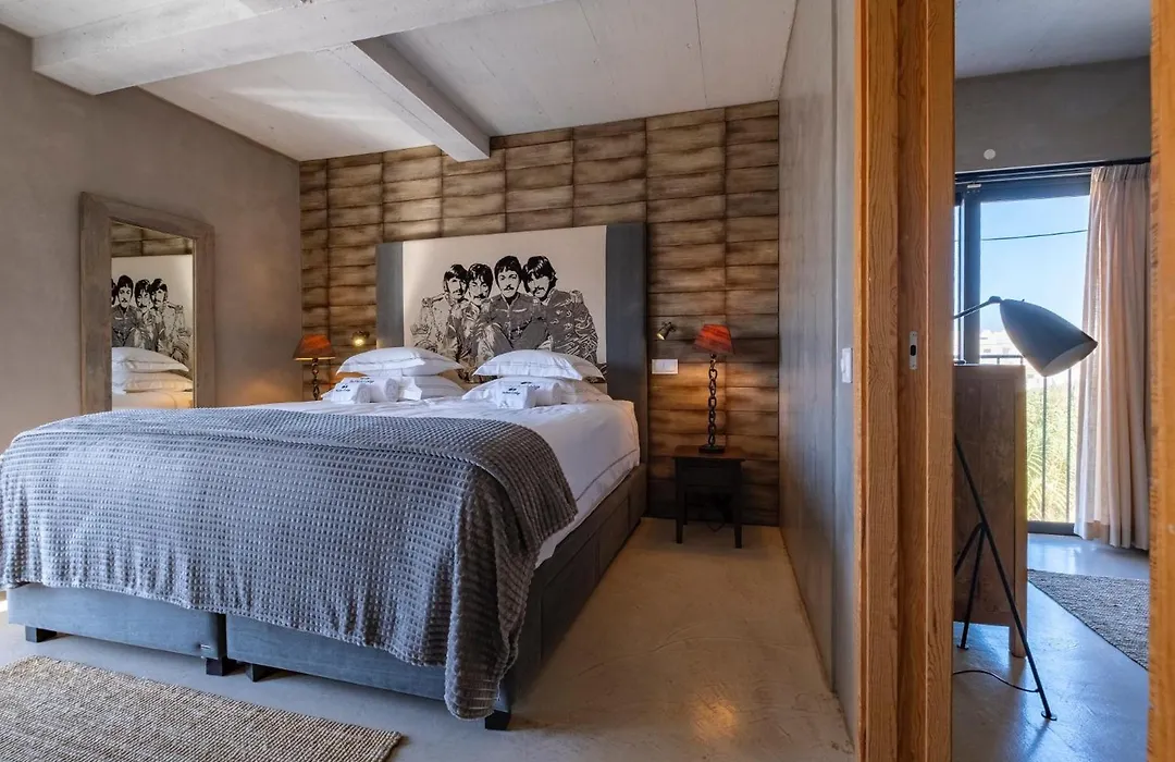 Surfers Lodge Peniche-1