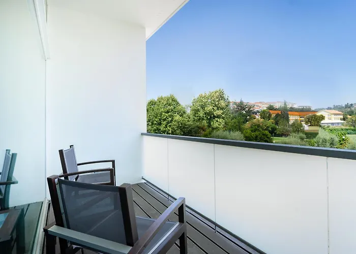 Coimbra hotels near Igreja Santiago